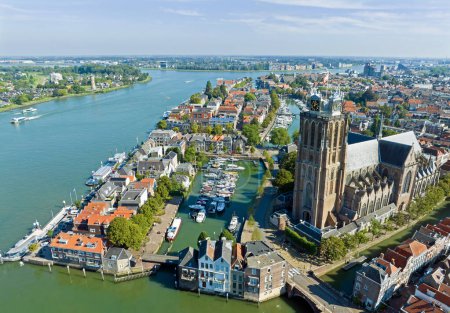 Foto de Aérea de la ciudad Dordrecht con la Grote Kerk en los Países Bajos - Imagen libre de derechos