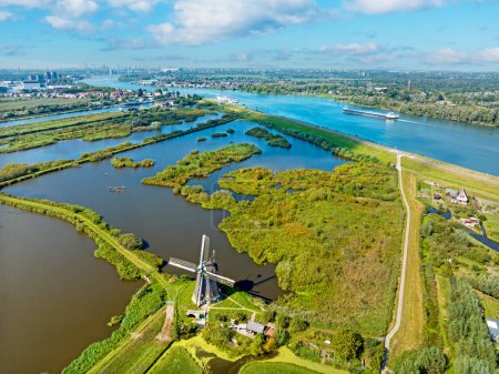 Téléchargez les photos : Vue aérienne des moulins à vent de Kinderdijk aux Pays-Bas - en image libre de droit
