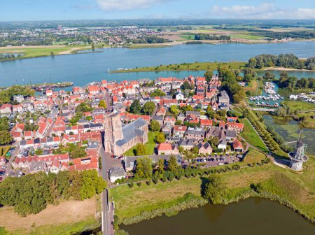Foto de Aérea de la ciudad histórica Woudrichemm en el río Merwede en los Países Bajos - Imagen libre de derechos