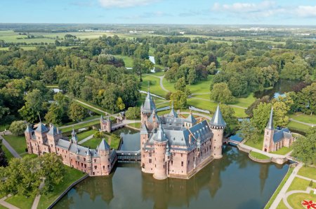 Téléchargez les photos : Vue aérienne du château historique de Haar à Haarzuilens aux Pays-Bas - en image libre de droit