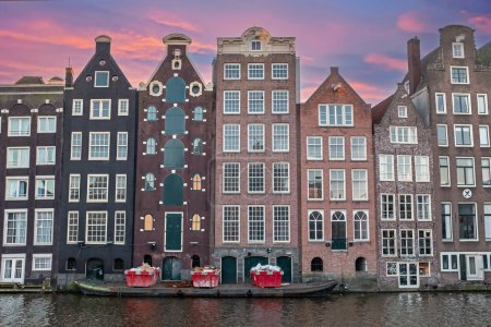Téléchargez les photos : Paysage urbain d'Amsterdam aux Pays-Bas au coucher du soleil - en image libre de droit