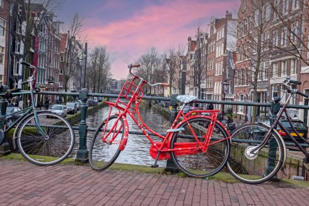 Foto de Ciudad escénica de Amsterdam en los Países Bajos al atardecer - Imagen libre de derechos