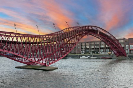 Foto de Puente de Python en Amsterdam al atardecer - Imagen libre de derechos