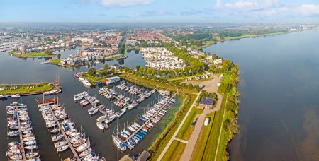 Téléchargez les photos : Panorama aérien de la ville Zeewolde au Veluwe meer aux Pays-Bas - en image libre de droit