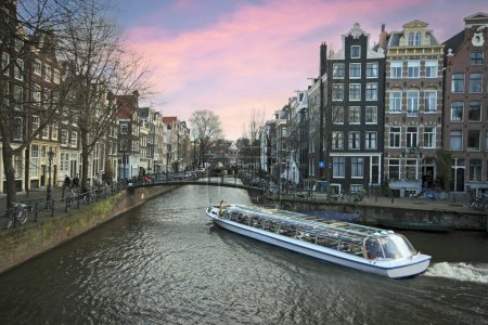Téléchargez les photos : Croisière à travers les canaux d'Amsterdam au coucher du soleil aux Pays-Bas - en image libre de droit