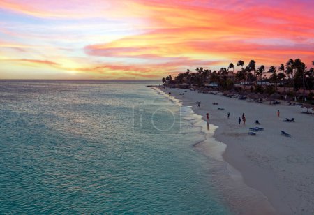 Téléchargez les photos : Vue aérienne de la plage Druif sur l'île d'Aruba au coucher du soleil - en image libre de droit