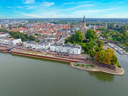 Téléchargez les photos : Aérien de la ville historique de Zuthpen à la rivière IJssel aux Pays-Bas - en image libre de droit
