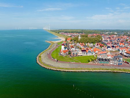 Téléchargez les photos : Aérien de la ville traditionnelle Urk à l'IJsselmeer aux Pays-Bas - en image libre de droit