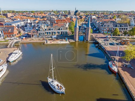Téléchargez les photos : Aérien de la ville historique Sneek avec le Watergate aux Pays-Bas - en image libre de droit