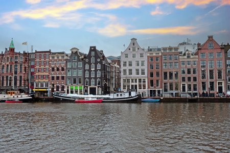 Téléchargez les photos : Ville pittoresque d'Amsterdam à la rivière Amstel aux Pays-Bas au coucher du soleil - en image libre de droit