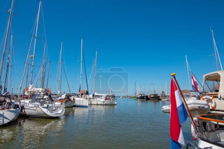 Téléchargez les photos : Port du village historique HIndeloopen en été aux Pays-Bas - en image libre de droit