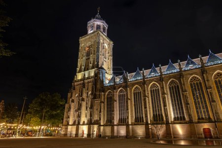 Téléchargez les photos : Vue de nuit sur l'église Lubinius dans la ville médiévale Deventer aux Pays-Bas - en image libre de droit