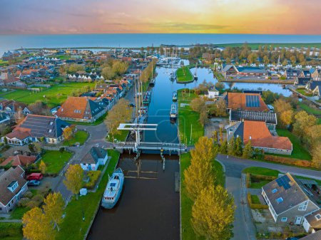 Foto de Aérea de la ciudad de Stavoren en el IJsselmeer en los Países Bajos al atardecer - Imagen libre de derechos