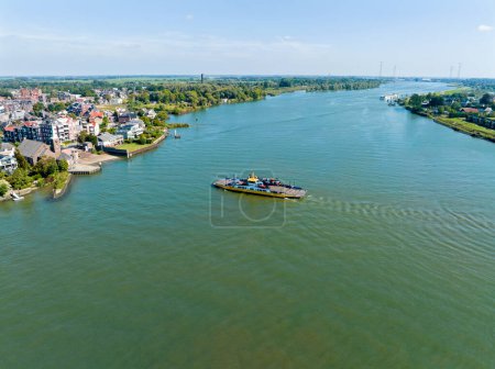 Téléchargez les photos : Aérien du ferry à Krimpen aan de Lek à la rivière Lek aux Pays-Bas - en image libre de droit