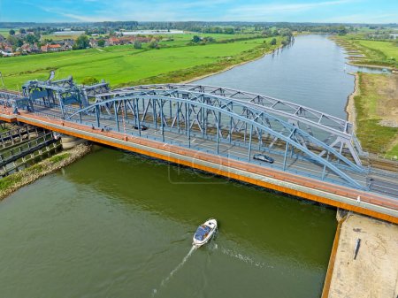 Téléchargez les photos : Aérien de l'Oude IJsselbridge à la rivière IJssel près de Zuthpen aux Pays-Bas - en image libre de droit
