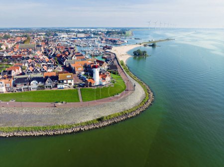 Téléchargez les photos : Aérien de la ville traditionnelle Urk à l'IJsselmeer aux Pays-Bas - en image libre de droit
