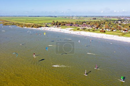 Téléchargez les photos : Aérien du kite surf sur la plage de Workum en Frise aux Pays-Bas à l'IJsselmeer - en image libre de droit