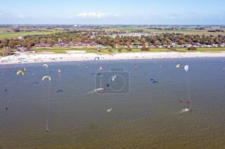 Téléchargez les photos : Aérien du kite surf sur la plage de Workum en Frise aux Pays-Bas à l'IJsselmeer - en image libre de droit