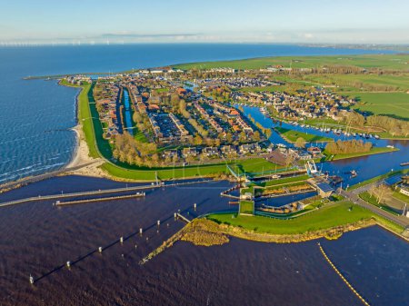Téléchargez les photos : Aérien de la ville Stavoren à l'IJsselmeer aux Pays-Bas - en image libre de droit