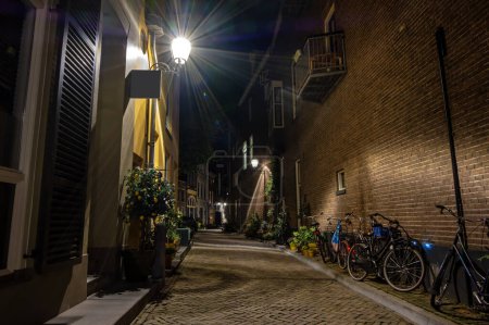 Foto de Ciudad pintoresca en Deventer los Países Bajos por la noche - Imagen libre de derechos