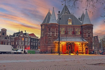 Téléchargez les photos : Bâtiment De Waag à Amsterdam aux Pays-Bas au crépuscule - en image libre de droit
