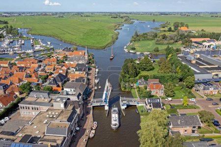 Téléchargez les photos : Aérien du petit village historique de Woudsend en Frise aux Pays-Bas - en image libre de droit