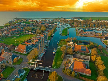 Téléchargez les photos : Aérien de la ville Stavoren à l'IJsselmeer aux Pays-Bas au coucher du Soleil - en image libre de droit