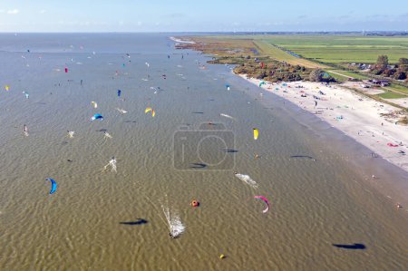 Foto de Aérea de kitesurf en la playa de Workum en Frisia los Países Bajos en el IJsselmeer - Imagen libre de derechos