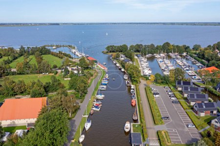 Téléchargez les photos : Vue aérienne d'un paysage hollandais typique au Slotermeer aux Pays-Bas - en image libre de droit
