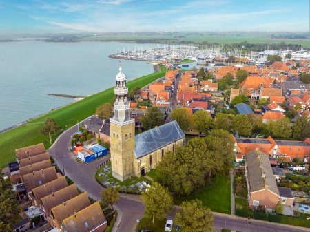 Téléchargez les photos : Aérien de la ville historique Hindeloopen à l'IJsselmeer aux Pays-Bas - en image libre de droit