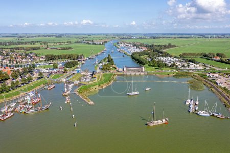 Foto de Vista aérea desde el pueblo holandés de Stavoren con esclusa, conexión entre el lago IJsselmeer y el canal Johan Frisokanaal en los Países Bajos en un verano da - Imagen libre de derechos