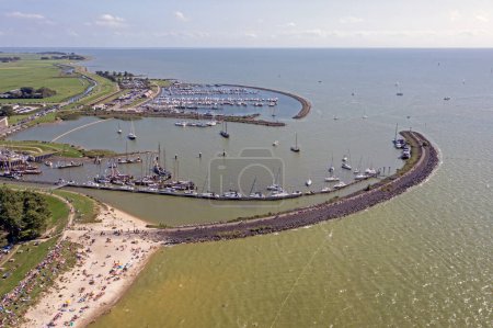 Foto de Aérea desde el puerto y la ciudad de Stavoren en el IJsselmeer en los Países Bajos - Imagen libre de derechos