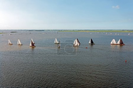 Téléchargez les photos : Aérien de skutsjesilen sur le Heeger meer en Frise aux Pays-Bas - en image libre de droit