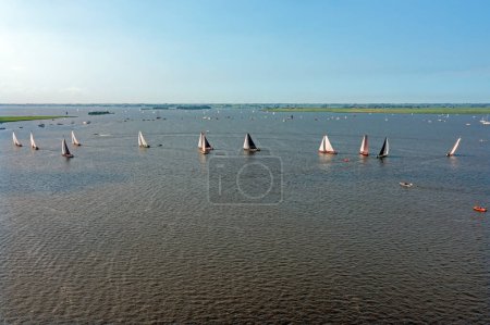 Téléchargez les photos : Aérien de skutsjesilen sur le Heeger meer en Frise aux Pays-Bas - en image libre de droit