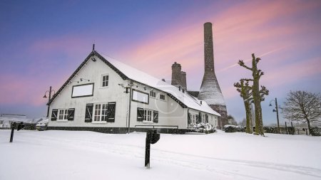 Téléchargez les photos : Usine traditionnelle de chaux à Huizen aux Pays-Bas en hiver au coucher du soleil - en image libre de droit