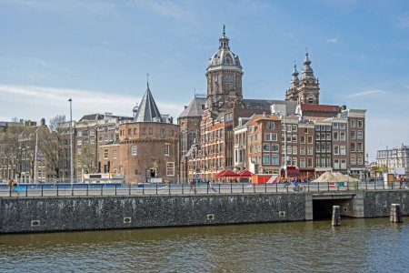 Téléchargez les photos : Ville pittoresque d'Amsterdam aux Pays-Bas avec l'église Saint-Nicolas - en image libre de droit