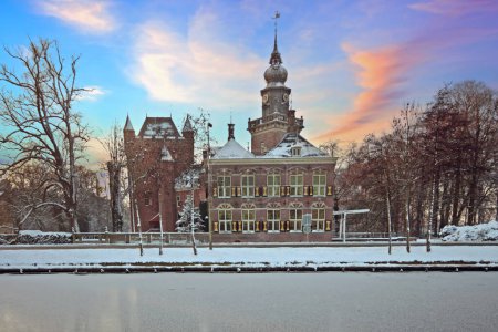 Téléchargez les photos : Château enneigé Nijenrode en hiver dans la campagne des Pays-Bas au coucher du soleil - en image libre de droit