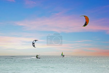 Téléchargez les photos : Sports nautiques sur la mer des Caraïbes près d'Aruba au coucher du soleil - en image libre de droit
