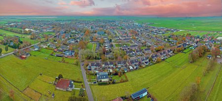 Foto de Panorama aéreo desde el pequeño pueblo Koudum en Frisia los Países Bajos - Imagen libre de derechos