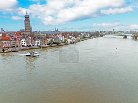 Téléchargez les photos : Aérien de la ville Deventer à la rivière IJssel aux Pays-Bas - en image libre de droit