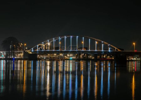 Foto de El puente Wilhelmina cerca de Deventer en los Países Bajos por la noche - Imagen libre de derechos