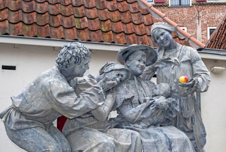 Téléchargez les photos : Deventer, Pays-Bas, 16 décembre 2023 : Statues vivantes lors du festival Dickens à Deventer aux Pays-Bas - en image libre de droit