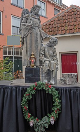Foto de Deventer, Países Bajos, 16 de diciembre de 2023: Estatuas vivas durante el festival Dickens en Deventer, Países Bajos - Imagen libre de derechos