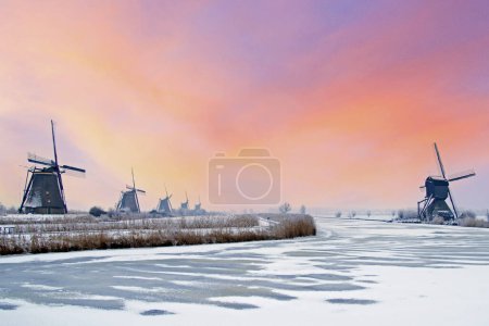 Téléchargez les photos : Moulins à vent célèbres à Kinderdijk aux Pays-Bas en hiver - en image libre de droit