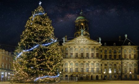Foto de Navidad en la plaza Dam en Amsterdam por la noche en los Países Bajos - Imagen libre de derechos