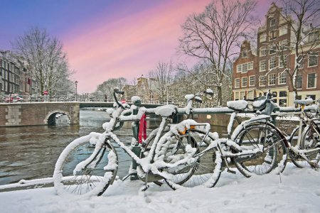 Téléchargez les photos : Amsterdam enneigée aux Pays-Bas au coucher du soleil - en image libre de droit