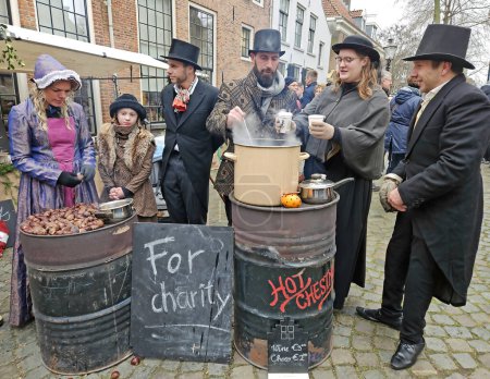 Foto de Deventer, Países Bajos, 16 de diciembre de 2023: La gente en las calles de Deventer coagula al estilo victoriano durante el Festival de Dickens - Imagen libre de derechos