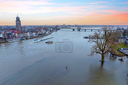 Foto de Aérea de un río inundado IJssel cerca de Deventer en los Países Bajos al atardecer - Imagen libre de derechos