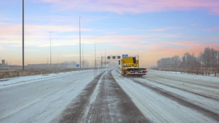 Foto de Autopista nevada A1 cerca de Ámsterdam en los Países Bajos al atardecer - Imagen libre de derechos