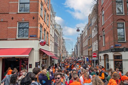 Foto de Ámsterdam, Países Bajos - 27 de abril de 2023: Los lugareños de naranja celebran el Día de los Reyes en las calles de Ámsterdam, Países Bajos - Imagen libre de derechos